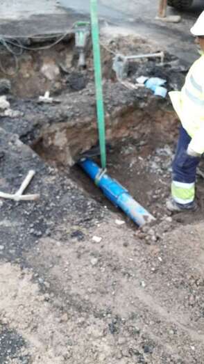 Operarios arreglan la avería en la red de saneamiento de Salinetas (Foto TA)